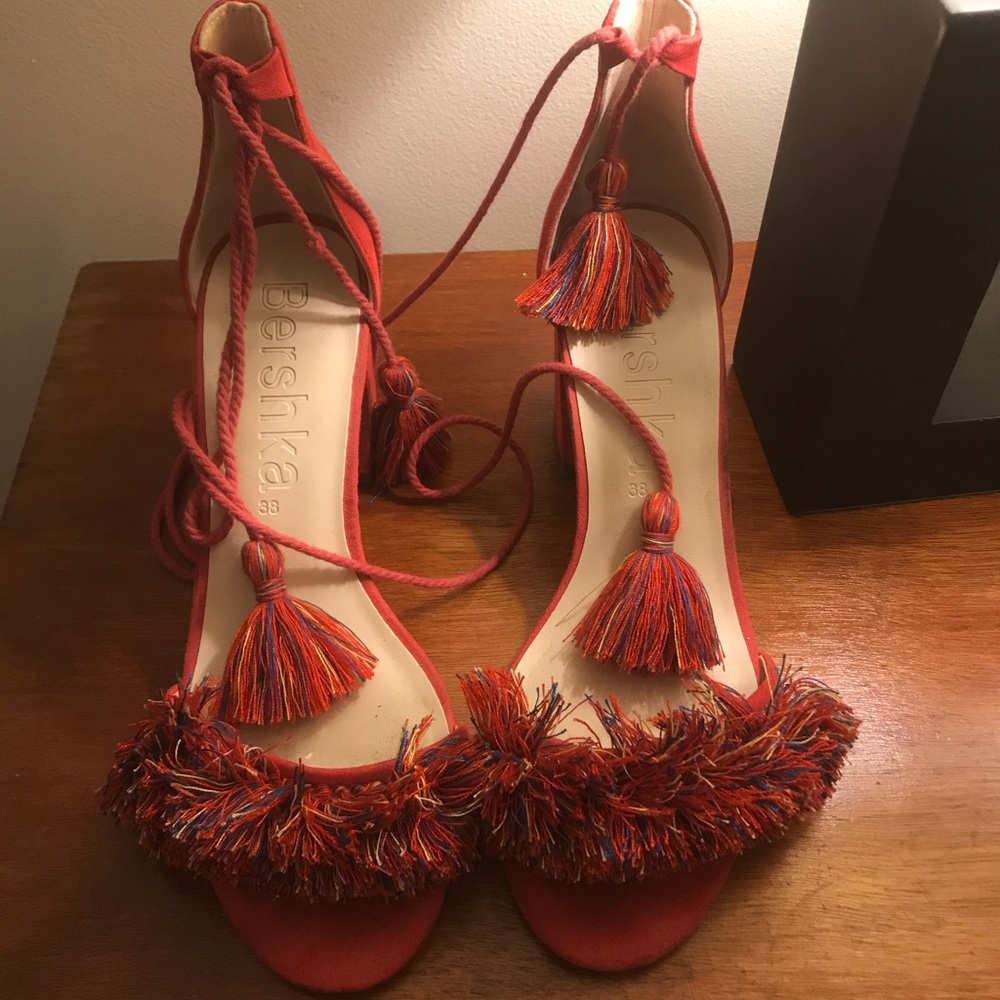 Tassle/pompom red/multicolor tie heels